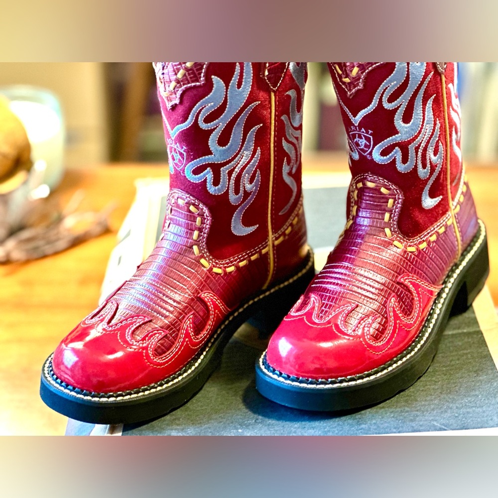 Ariat ProBaby BLAZE RUBY PEARLIZED LIZARD PRINT New in box RARE FIND W 5.5
$79